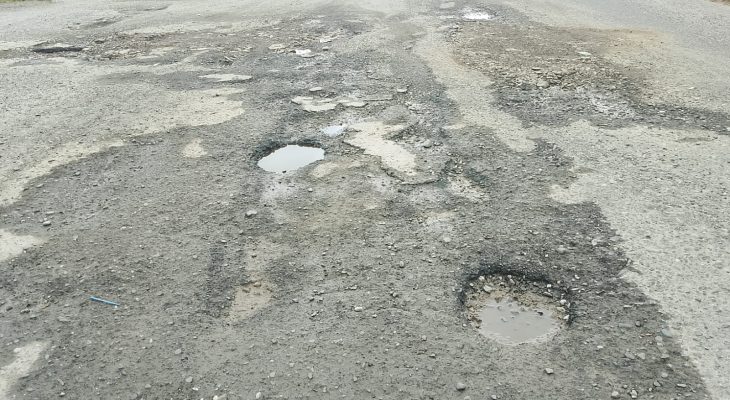 Pengendara di Kepulauan Sula Keluhkan Jalan Rusak di Desa Waihama