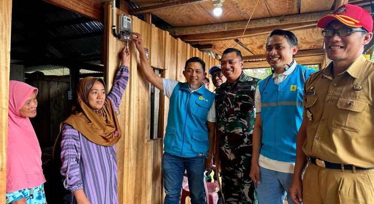 Kampung Menra Terang Benderang, 28 Keluarga Merasakan Akses Listrik 24 Jam