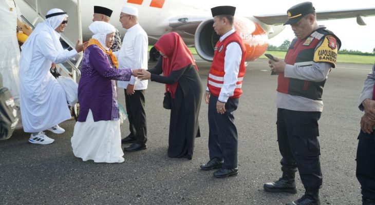 Wali Kota Ternate Jemput Jemaah Haji di Bandara Sultan Babullah