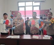 Kapolres. AKBP. Adnan Wahyu Kashogi didampingi, Kasat Reskrim, Kasi Humas dan Kapolsek Taltimsel saat menunjukan barang bukti