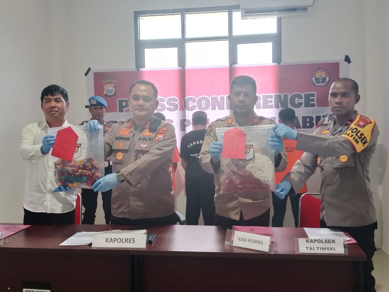 Kapolres. AKBP. Adnan Wahyu Kashogi didampingi, Kasat Reskrim, Kasi Humas dan Kapolsek Taltimsel saat menunjukan barang bukti