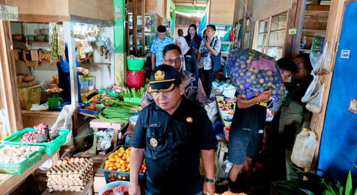 Pastikan Sembako Aman, Wabup Taliabu Tinjau Sejumlah Kios dan Toko