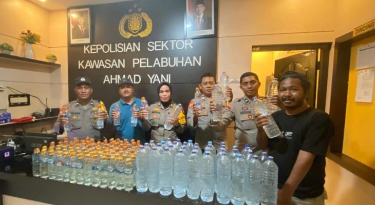Polsek KP3 Amankan Ratusan Botol Miras Tanpa Pemilik di 2 Kapal Berbeda