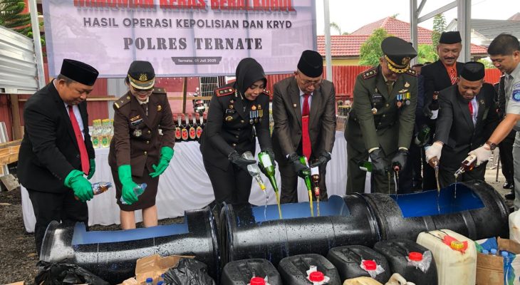 Polres Ternate Musnahkan Ribuan Liter Miras di Hari Bhayangkara Ke 79