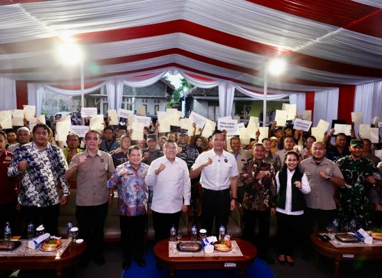 Lampaui Target Penyelesaian PTSL, Menko AHY dan Wamen Ossy Serahkan Langsung Sertipikat Masyarakat Kabupaten Pacitan