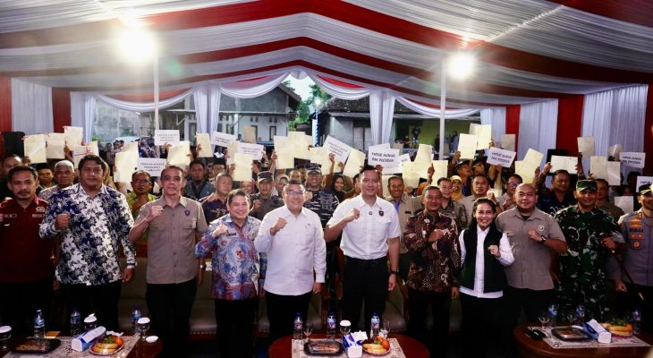 Lampaui Target Penyelesaian PTSL, Menko AHY dan Wamen Ossy Serahkan Langsung Sertipikat Masyarakat Kabupaten Pacitan