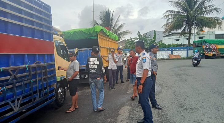 Dishub Ternate dan Satlantas Polres Tertibkan Mobil Truk yang Parkir Liar di Badan Jalan