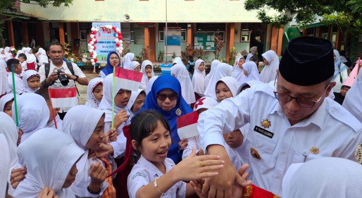 Wali Kota Ternate Berkunjung ke SD dan SMP, Siswa Sambut dengan Antusias