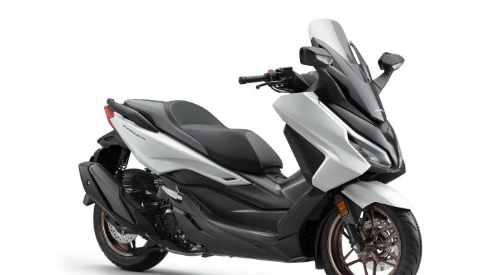 Honda Forza Tampil Semakin Berkelas dengan Panel Meter TFT Baru dan Warna Eksklusif