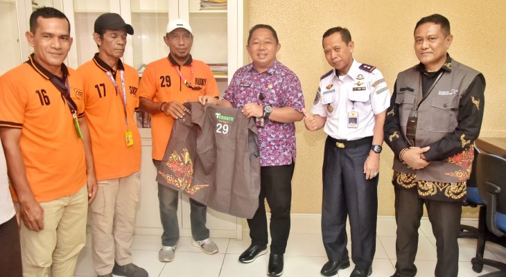 Perkuat Branding, Pemkot Ternate Kasih Rompi Bermotif Kota Rempah untuk Porter di Bandara Babullah 