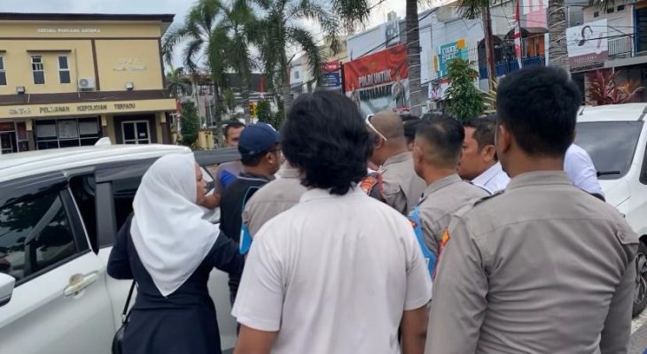 Belum Penuhi Petunjuk JPU, Istri dan Keluarga IMD Protes Tindakan Penyidik Satresnarkoba Polres Halsel