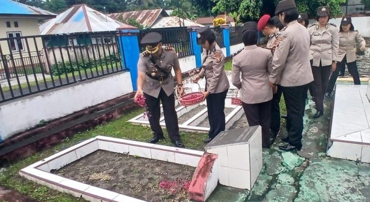 Peringati Hari Jadi Polwan ke-77, AKBP Erlichson Pimpin Upacara Tabur Bunga di Makam Pahlawan Yasin Gamsungi
