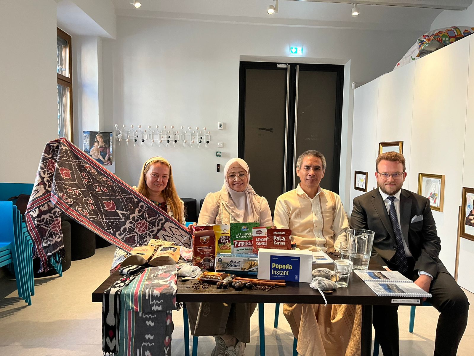 Anita Gathmir bersama suami saat memberikan oleh-oleh produk UMKM Maluku Utara kepada pihak museum Czartoryskich di Krakow, Polandia.