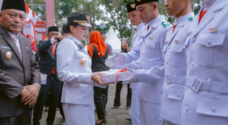 Gubernur Sherly Kasih Laptop dan Insentif 2 Juta untuk Paskibraka di HUT ke-80 RI