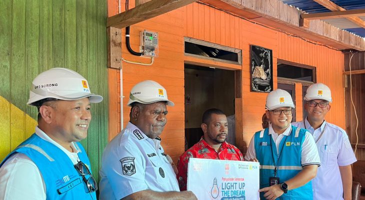 Kado HUT RI, PLN Salurkan Bantuan Pasang Listrik Gratis 2.821 Keluarga Prasejahtera di Seluruh Indonesia