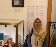 Wartawan koran ini berpose di depan lukisan Sultan Saifuddin yang terpanjang di Museum Czartoryskich di Krakow, Polandia, tahun lalu