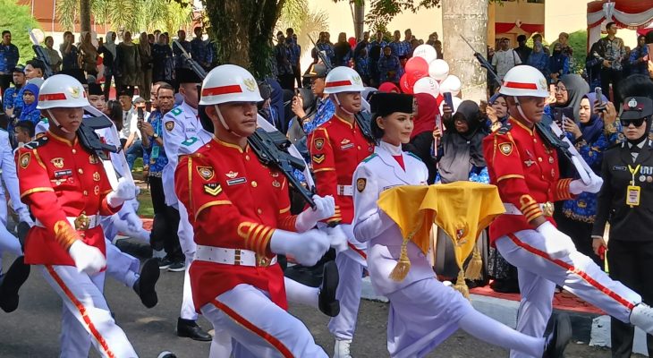 Haru di Sofifi: Gadis Halmahera Timur Pembawa Baki Bendera Merah Putih di Upacara HUT Ke-80 RI 