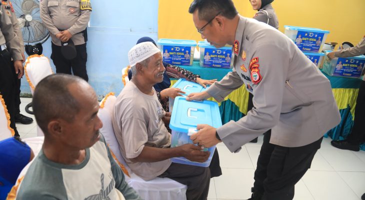 Kapolda Maluku Utara Pimpin Pembagian Ratusan Paket Sembako di 7 Desa Ibu Kota Provinsi