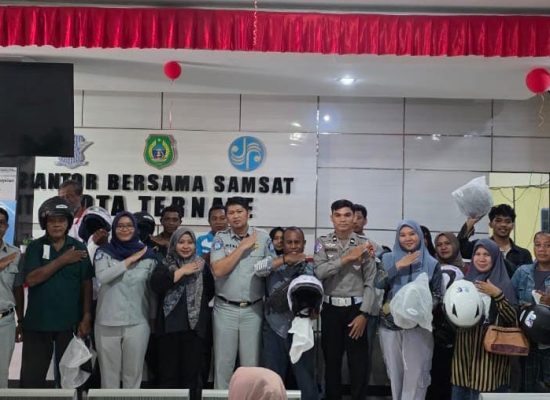 Tekan Keselamatan Berlalu Lintas, Jasa Raharja Ternate Bagi 50 Helm ke Masyarakat