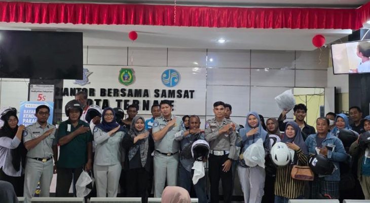Tekan Keselamatan Berlalu Lintas, Jasa Raharja Ternate Bagi 50 Helm ke Masyarakat