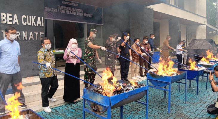 Bea Cukai Ternate Musnahkan Ribuan Rokok Ilegal dan Puluhan Liter Miras