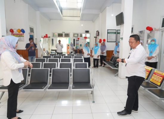 Cek Pelayanan, Sekda Ternate Datang Pagi di Puskesmas Kalumata