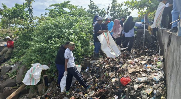 Wagub Sarbin Pimpin Aksi Bersih-Bersih 14 Ton Sampah di Sofifi