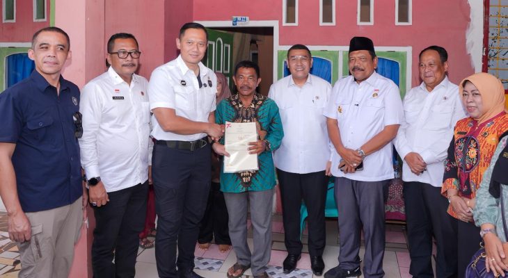 Bersama Menko AHY Serahkan Sertipikat Tanah untuk Rakyat di Bengkulu, Wamen Ossy Apresiasi Peran Pemerintah Daerah