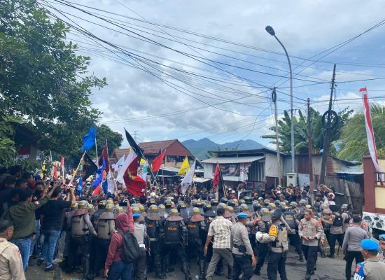 Tuntutan Copot Kapolri, Ribuan Mahasiswa di Ternate Duduki Jalan Kalumata Puncak