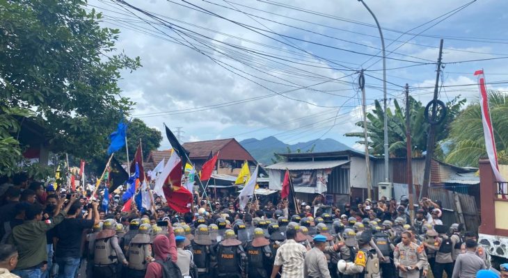 Tuntutan Copot Kapolri, Ribuan Mahasiswa di Ternate Duduki Jalan Kalumata Puncak