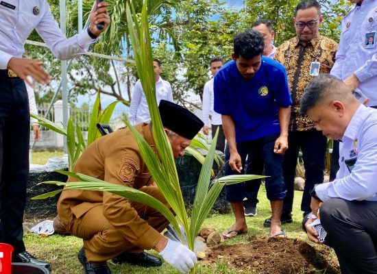 Dorong Program Prabowo Subianto, Kanwil Ditjenpas dan Kanwil Ditjen Imigrasi Maluku Utara Tanam Ribuan Pohon Kelapa