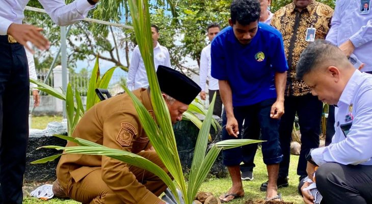 Dorong Program Prabowo Subianto, Kanwil Ditjenpas dan Kanwil Ditjen Imigrasi Maluku Utara Tanam Ribuan Pohon Kelapa