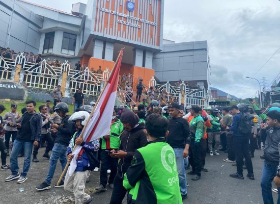 Solidaritas Atas Kematian Affan Kurniawan, Puluhan Ojol Datangi Kantor DPRD Kota Ternate