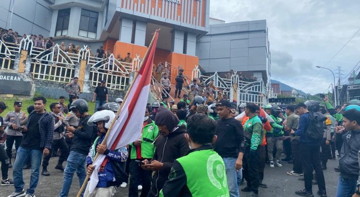 Solidaritas Atas Kematian Affan Kurniawan, Puluhan Ojol Datangi Kantor DPRD Kota Ternate