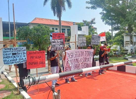 Datangi Kejati Malut, Massa Aksi Desak Tetapkan Kadinkes dan 3 Orang Lainnya Sebagai Tersangka Kasus Korupsi BTT Kepulauan Sula