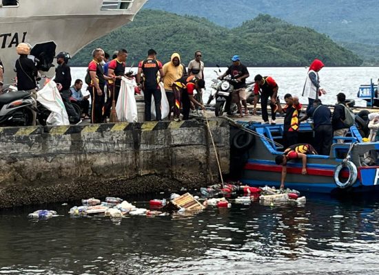 HUT Korps Brimob Polri ke-80, Brimob Polda Lakukan Pembersihan Sampah di Pasar dan Pantai Bastiong
