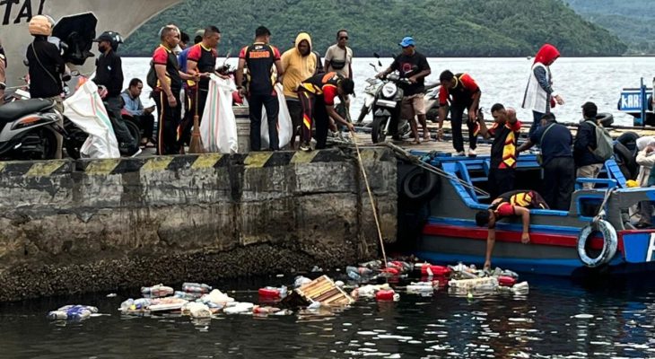 HUT Korps Brimob Polri ke-80, Brimob Polda Lakukan Pembersihan Sampah di Pasar dan Pantai Bastiong