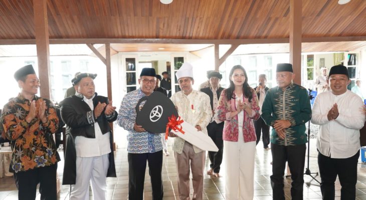 Pemkot Ternate Serahkan 1 Unit Mobil Operasional untuk Kesultanan