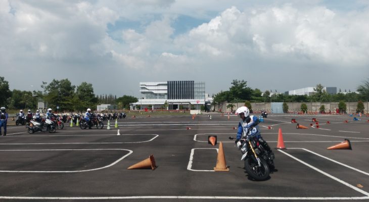 Tips Menikung yang Aman dan Benar untuk Pengendara Sepeda Motor