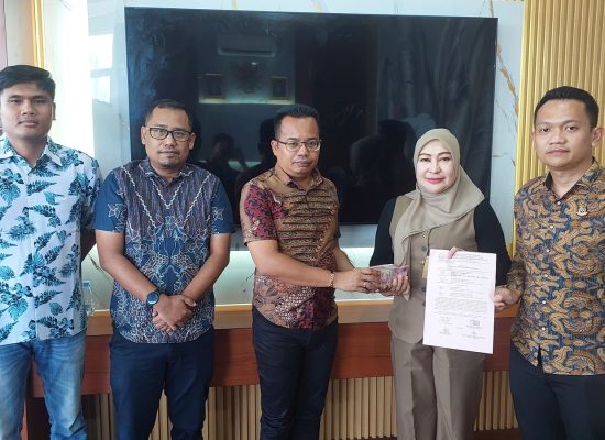 Istri Terpidana Kasus Korupsi DKP Membayar Denda 50 Juta di Kejaksaan Negeri Tidore