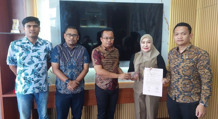Istri Terpidana Kasus Korupsi DKP Membayar Denda 50 Juta di Kejaksaan Negeri Tidore