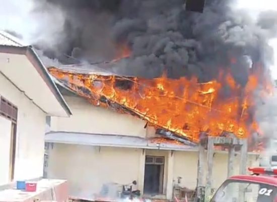 Breaking News! Gedung Asrama Haji Ngade Ternate, Terbakar