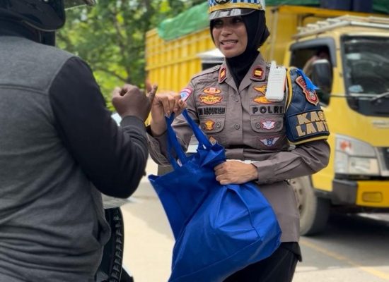 Satlantas Polres Halteng Beri Sembako ke Pengendara yang Tertib Berlalu Lintas