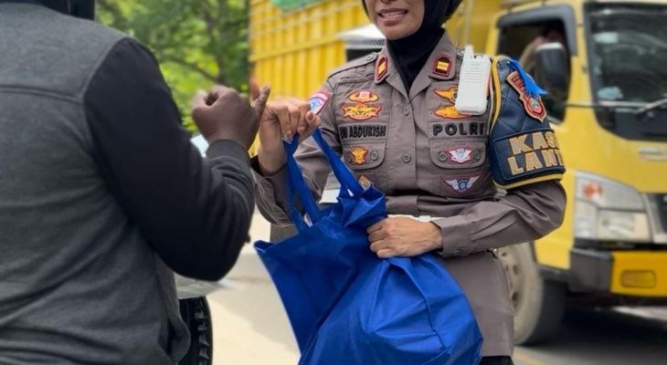Satlantas Polres Halteng Beri Sembako ke Pengendara yang Tertib Berlalu Lintas