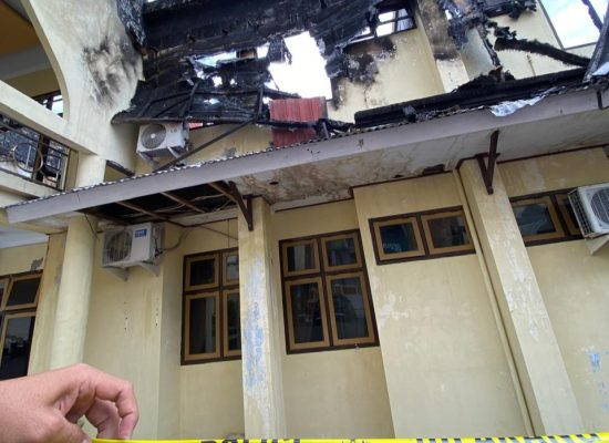 Polres Ternate dan Tim Labfor Selidiki Penyebab Kebakaran Asrama Haji Ngade, Sejumlah Sampel Diambil