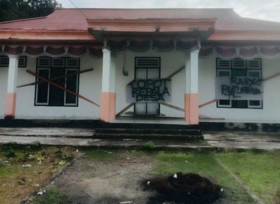 Kecewa Dengan Bupati, Warga Saketa Halmahera Selatan Palang Kantor Desa