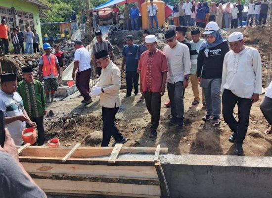 Wali Kota Ternate Ikut Lakukan Pengecoran Masjid Al-Yaqinnulhak di Taduma