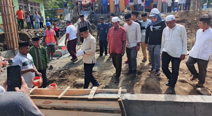 Wali Kota Ternate Ikut Lakukan Pengecoran Masjid Al-Yaqinnulhak di Taduma