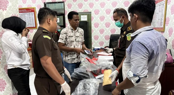 Polres Ternate Serahkan Tersangka Penikaman dan Pencurian di Toko Al Nizam ke JPU