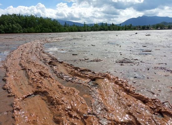 Tanggul Milik PT JAS Jebol, Lumpur Cemari Laut Desa Subaim